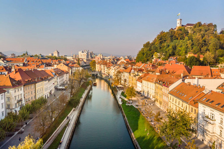 斯洛文尼亚首都卢布尔雅那的城市风光在温暖的午后阳光下