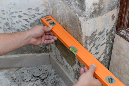 水平尺工人工人按建筑水平测量墙壁照片