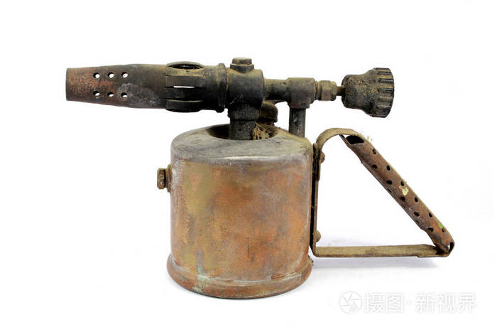白色背景上的老式黄铜喷火器火焰喷射器