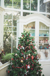 圣诞装饰和松树