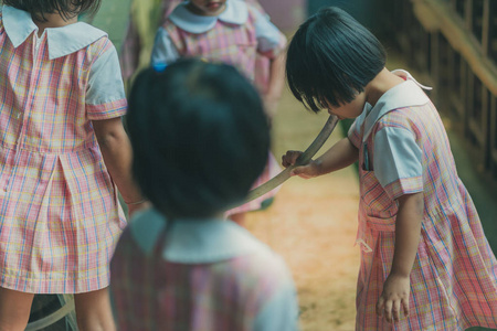 学生们午饭后从水龙头里喝水。