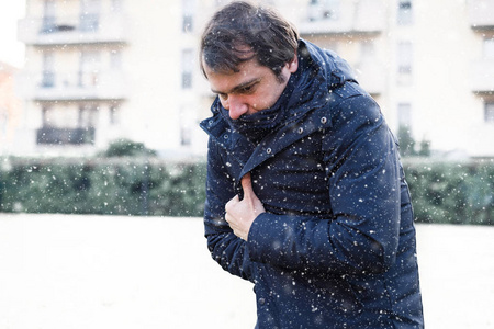 冬天人们冬天人们感到非常寒冷和颤抖照片