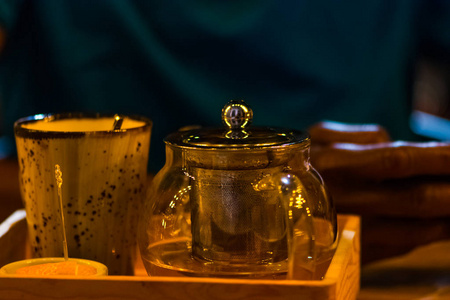 茶和茶壶放在那人面前的木盘里