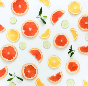 柑橘类水果图案组成，俯视背景。 白色背景上的柠檬葡萄柚橙。 夏季食品概念。 平躺着