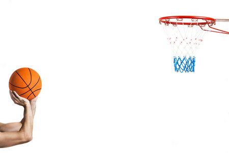 一个篮球运动员手臂的肖像，意图射击篮筐