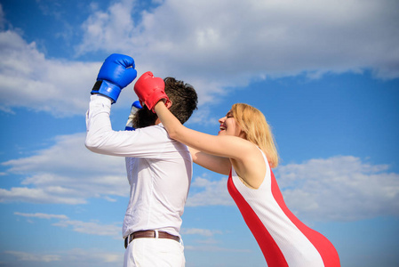 情侣在爱情拳击手套蓝天背景.女孩闭上眼睛拳击手套.狡猾的策略胜利.