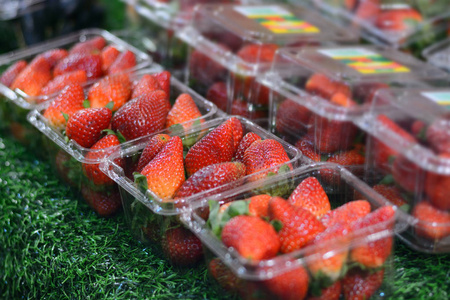 草莓水果包装出售，作为背景
