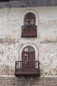 关闭库斯科秘鲁一个房屋门面的旧窗户。旧的风格。历史街区。