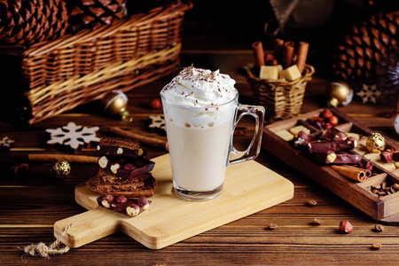 带奶油的热巧克力饮料。在黑暗的木质背景上舒适的圣诞作文。冷冬天的甜蜜款待