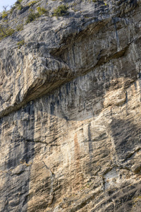 垂直悬崖的细节，拍摄在明亮的落光附近的Arco，Trento，意大利