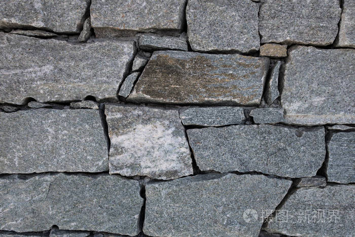 在没有砂浆的情况下将花岗岩岩石块紧密结合在一起,形成高山避难墙