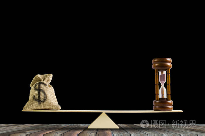 金钱和时间平衡 把钱变成现金或反向概念 美元在麻袋 玻璃放在秤上 孤立在桌子上 黑色背景 时间投资靠金钱 照片 正版商用图片13lm2k 摄图新视界 金钱和时间平衡 把钱变成现金或反向概念 美元在麻袋 玻璃放在秤上 孤立在桌子上 黑色背景 时间投资靠金钱 照片 正版商用图片13lm2k 摄图新视界