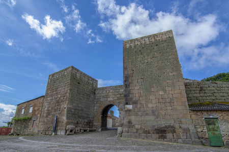 城墙在卡斯特洛门多，历史村的瓜达区。葡萄牙。