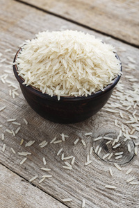 在木桌上的盘子里生的长米。传统亚洲FO