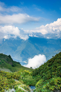 夏日午后的高山山谷, 在山峰上柔和的云彩