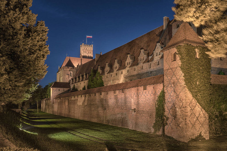 马尔堡城堡在夜间
