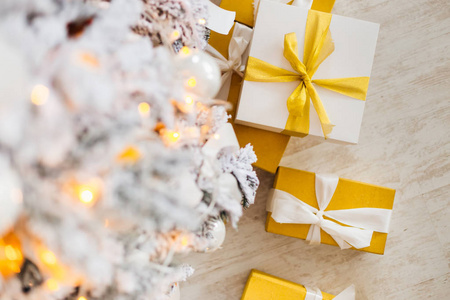 圣诞树附近礼物的顶部视图，盒子里有不同形状的蝴蝶结
