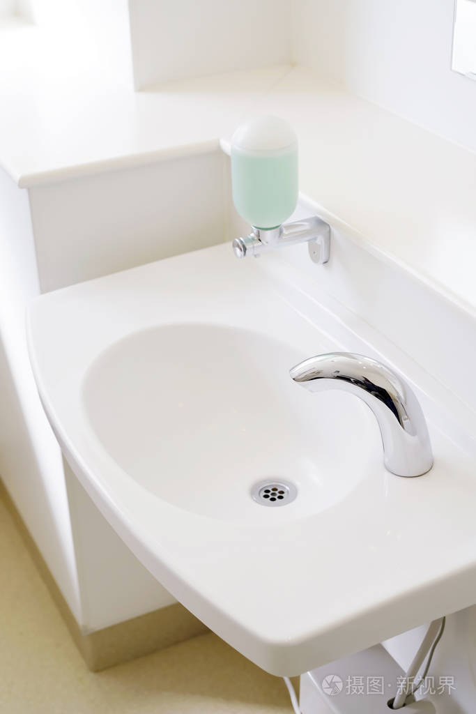 厕所洗手池内设有洗手池