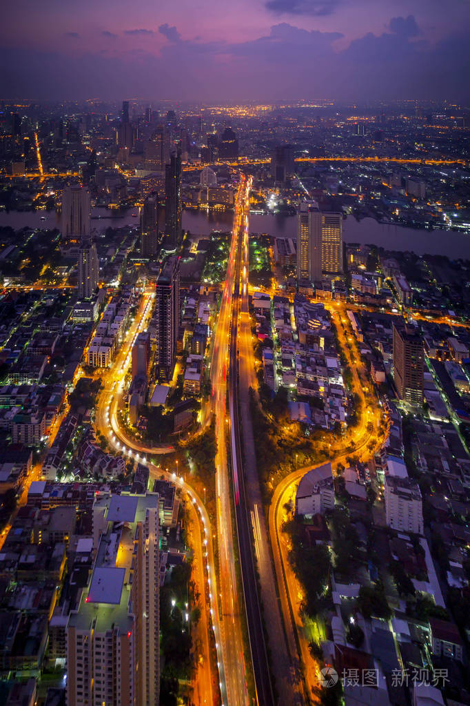 城市夜景,曼谷萨特霍恩路. 泰国市中心地区.