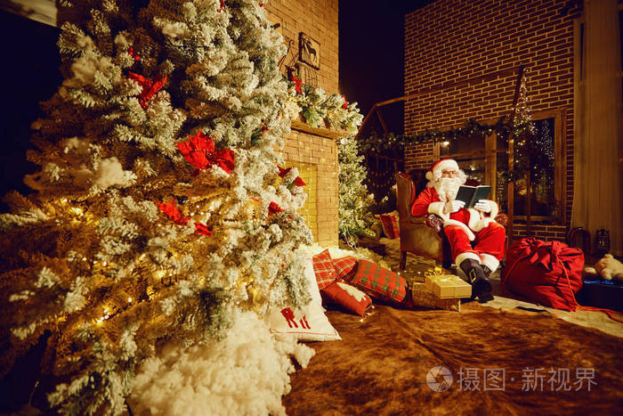 圣诞老人在一个房间里有一个壁炉在圣诞节