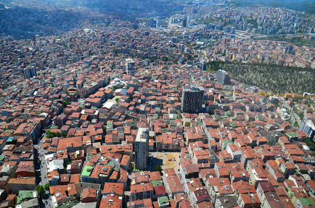 伊斯坦布尔莱文特区。从顶部看红色屋顶。土耳其城市景观
