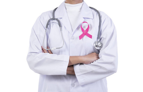 医生的女人胸前有粉红色的丝带，支持乳腺癌意识和国际妇女节运动的象征。