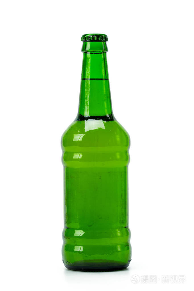 白色背景上的一瓶啤酒