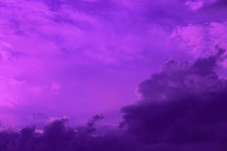紫色的天空，云彩，霓虹灯，戏剧背景