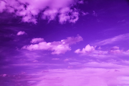 紫色的天空，云彩，霓虹灯，戏剧背景