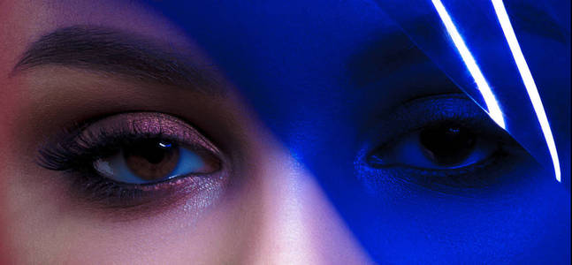 年轻美丽的女人的眼睛与干净完美的皮肤与蓝色过滤器。 美容化妆品和魅力概念
