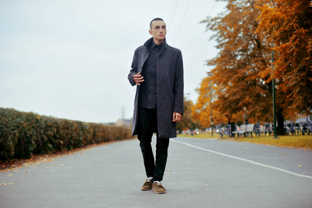 穿外套的年轻帅哥. 时髦的衣着考究的男人,穿着时髦的外套摆姿势.