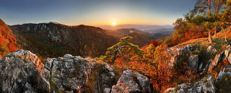 山地秋景，有五颜六色的森林和乌罗维克堡斯洛伐克