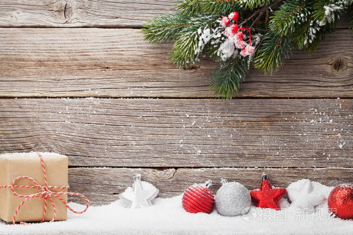 圣诞礼品盒装饰和圣诞杉树枝。 为您的问候提供空间