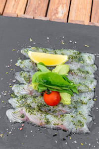 海鲈鱼刺身地中海风格的美食图片