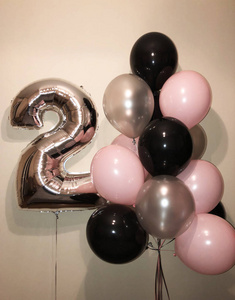 一种由黑色银色粉红色和大量两种银色组成的氦气球。 给女孩两年的礼物
