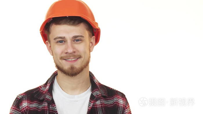 快乐英俊的年轻建筑工人微笑着穿安全帽