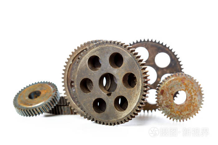 旧生锈齿轮与白色背景隔离