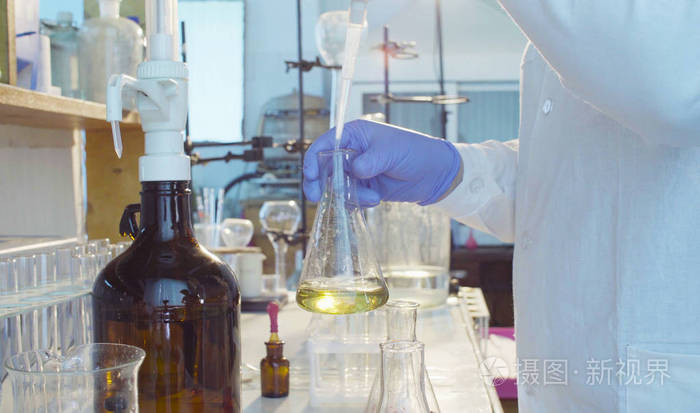化学分析实验室.科学家的手滴定解决方案