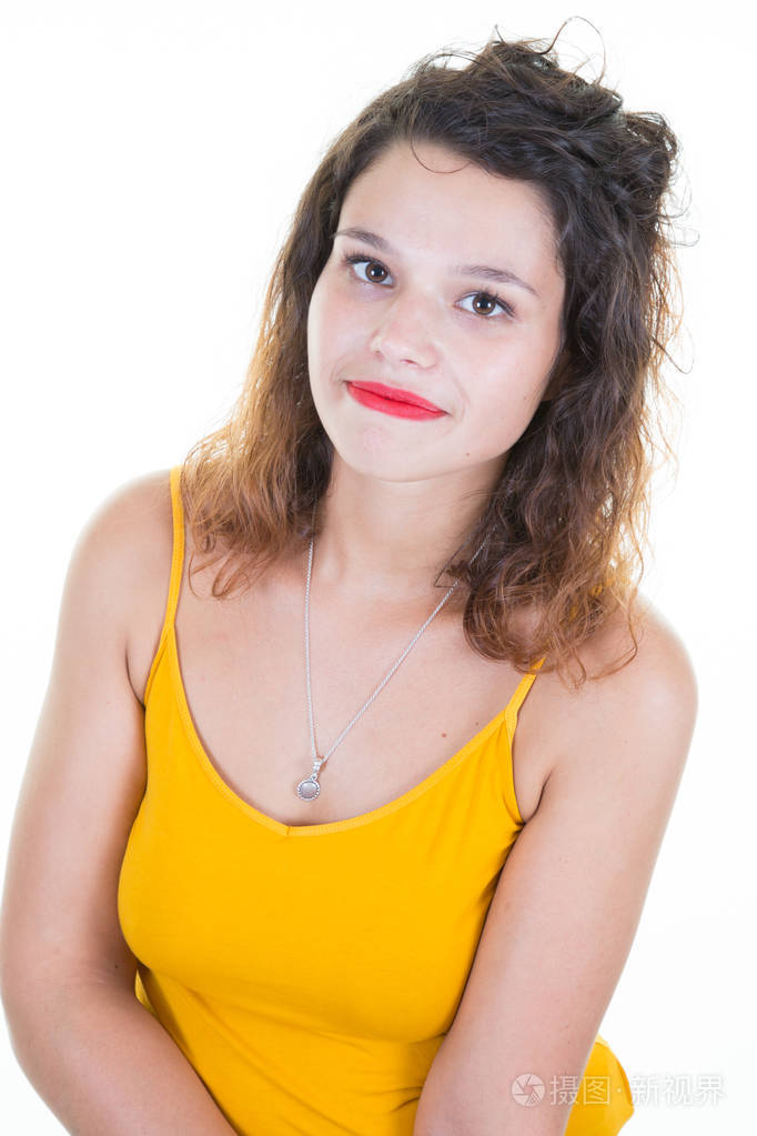 有着白色背景卷发的美女肖像