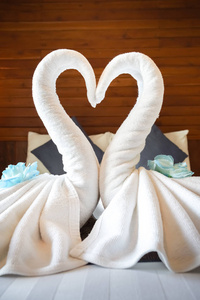爱情概念蜜月床家庭或酒店卧室装饰