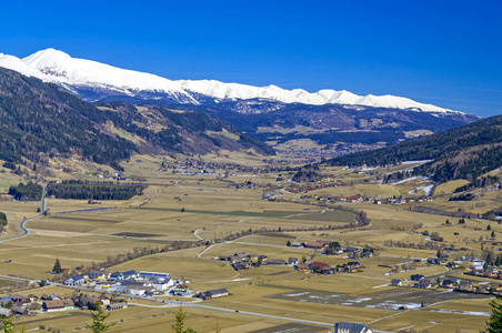 奥地利阿尔普斯Aineck滑雪胜地的景色和默山谷默塔尔的景色