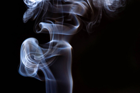 香烟烟雾，孤立的蒸汽，现实的雾，黑色背景