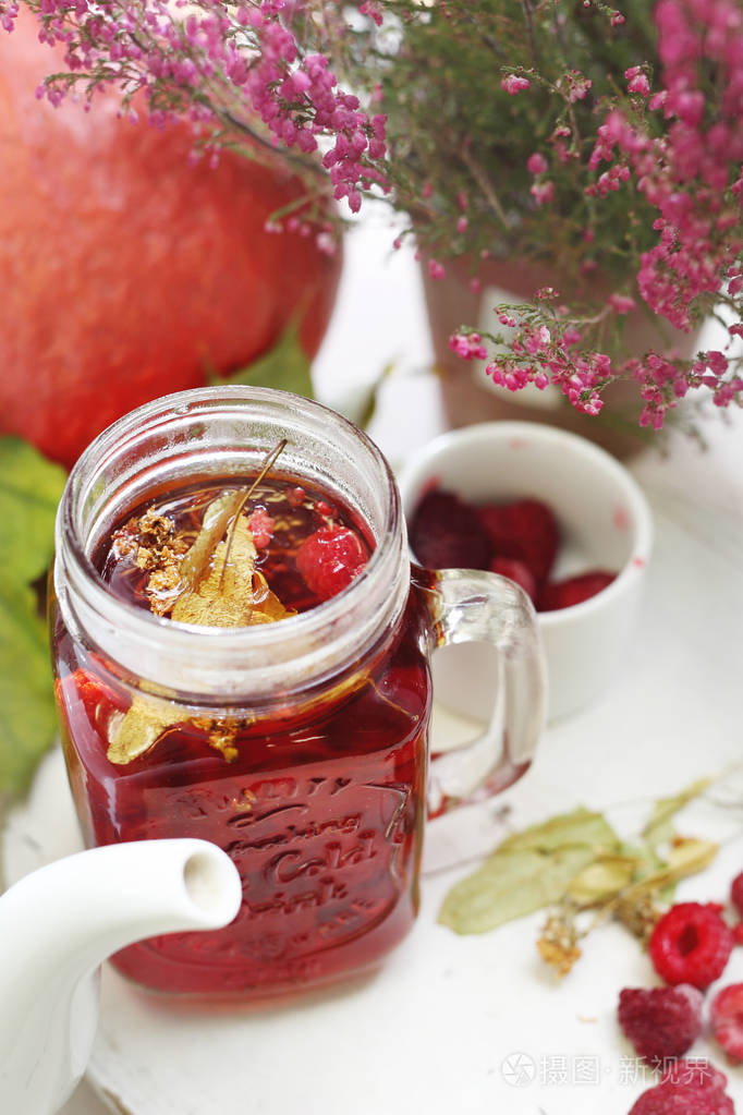 覆盆子茶有林登花的茶林登花的草药茶和覆盆子茶制备覆盆子石灰茶的