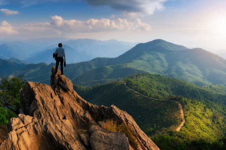 站在高峰图片-站在高峰素材-站在高峰插画-摄图新视界