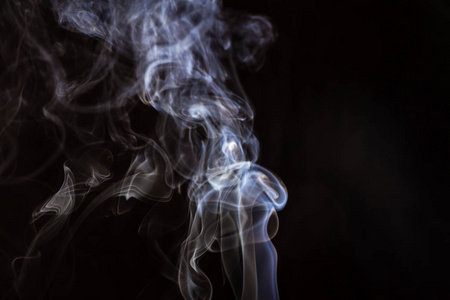 香烟烟雾，孤立的蒸汽，现实的雾，黑色背景