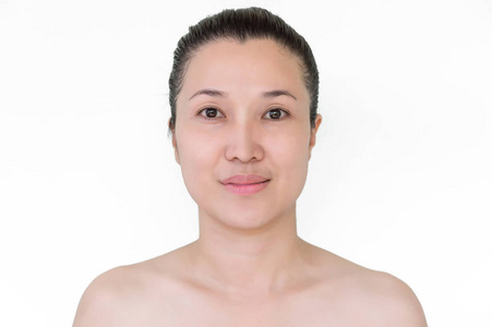 近距离肖像吸引人的亚洲美丽女子脸与干净的皮肤隔离在白色背景上。