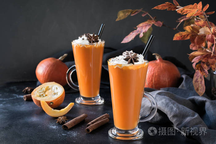 新鲜的南瓜冰沙或果汁在黑暗中秋季秋季或冬季热饮舒适健康饮料