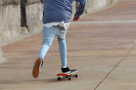 少年在街上滑冰