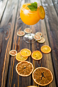 餐厅提供带冰和柑橘的橙色酒精鸡尾酒