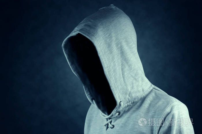 面无表情的未知和无法辨认的人没有身份穿着头罩夹克